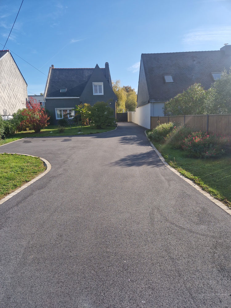 Réfection d'une allée goudronnée - Avant